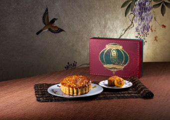 Classic jumbo mooncake with Six Yolks & Two flavors Mooncake  (1 each)