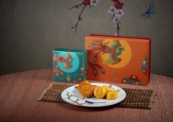 Mini Egg Custard & Low Sugar White Lotus Seed Purée Mooncake with Yolks  (3 of each) 